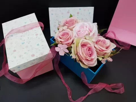 Cutie premium cu panglici pentru aranjamente florale M6111- 6112