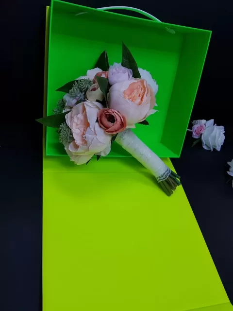 Cutie de lux cu magnet si maner pentru aranjamente florale (model 6084)
