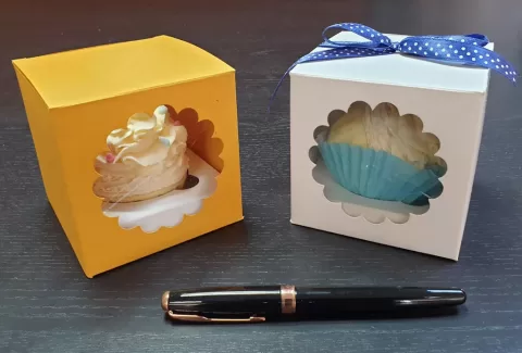Cutii din carton cu fereastra pentru briose M534