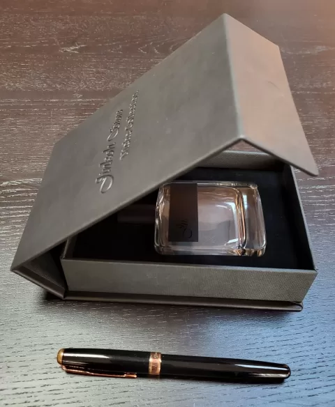 Cutie cu magnet si suport pentru sticla parfum M6369