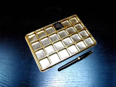 Chese Aurii Din Plastic Pentru 18 Praline M4293-18