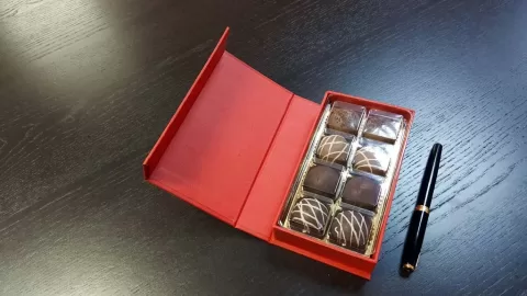 Cutii de lux cu magnet pentru praline M6002-6003