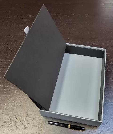 Cutii tip laptop cu deschidere culisanta
